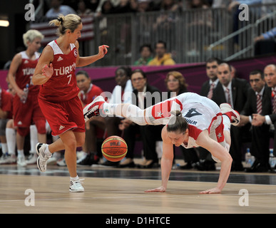 USA's Lindsay Whalen est renversé par la Turquie Nilay Kartaltepe. USA Vs TUR Womens Basket-ball Banque D'Images