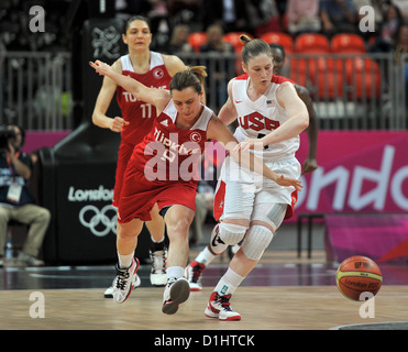 La Turquie Esmeral Tuncluer (à gauche) et l'USA Lindsay Whalen. USA Vs TUR Womens Basket-ball Banque D'Images