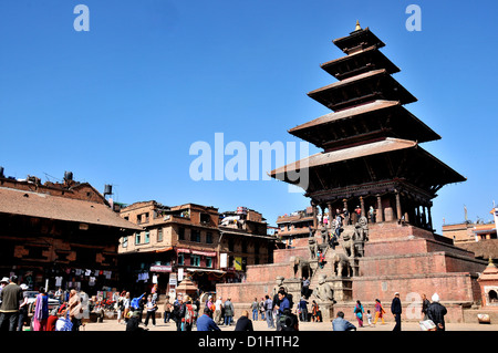 Cinq toits Tole Taumadhi temple square Bhaktapur, Népal Banque D'Images