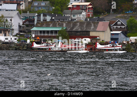 Deux hydravions amarrés à un quai en Alaska Banque D'Images