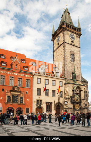 La tour du vieil hôtel de ville et des immeubles en Staroměstské náměstí (Place de la vieille ville) à Prague, la capitale de la République tchèque. Banque D'Images