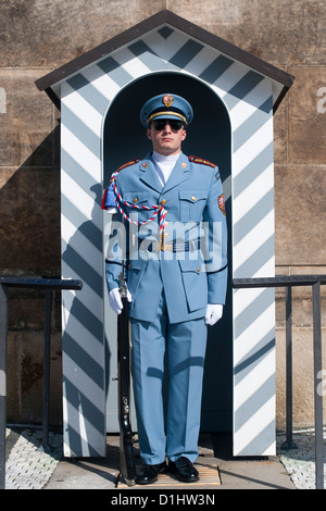 Garde présidentielle et guérite dans Hradcany, le quartier du château de Prague, la capitale de la République tchèque. Banque D'Images