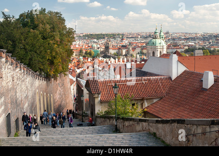 Vue sur les toits de Prague de Hradcany (quartier du château) à Prague, la capitale de la République tchèque. Banque D'Images