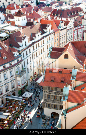 Vue sur les toits de la vieille ville et certaines parties de Staroměstské náměstí (Place de la vieille ville) à Prague, la capitale de la République tchèque. Banque D'Images