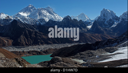 Everest Nuptse, Lhotse, Makalu et pics (de gauche à droite) avec des lacs Gokyo au premier plan. Vue depuis le Renjo La pass. Banque D'Images