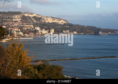 Balchik et de la mer Noire vue depuis le jardin botanique de Balchik, près de Varna, Bulgarie. Banque D'Images