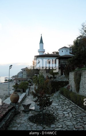 La Reine Marie de Roumanie's Summer Palace surplombe la Mer Noire au Jardin botanique de Balchik, près de Varna, Bulgarie. Banque D'Images