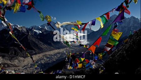 Les drapeaux de prières sur le Kala Pattar, Khumbu, Népal Banque D'Images