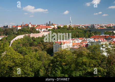 Mur en pierre et parc Folimanka à Prague, la capitale de la République tchèque. Banque D'Images