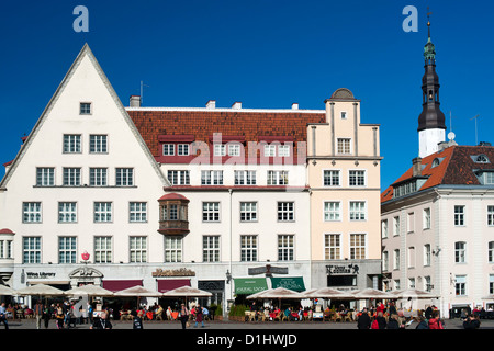 Les bâtiments et les restaurants sur Raekoja Plats (Place de l'Hôtel de Ville) à Tallinn, capitale de l'Estonie. Banque D'Images