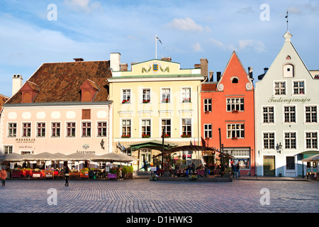 Les bâtiments et les restaurants sur Raekoja Plats (Place de l'Hôtel de Ville) à Tallinn, capitale de l'Estonie. Banque D'Images