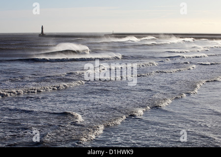 Vents d'ouest forts batter la côte nord-est soufflant au-dessus des vagues de pulvérisation, Roker, Sunderland Banque D'Images