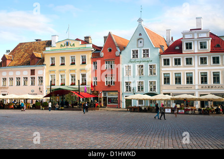 Les bâtiments et les restaurants sur Raekoja Plats (Place de l'Hôtel de Ville) à Tallinn, capitale de l'Estonie. Banque D'Images