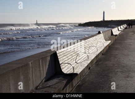 Vents d'ouest forts batter la côte nord-est soufflant au-dessus des vagues de pulvérisation, Roker, Sunderland Banque D'Images