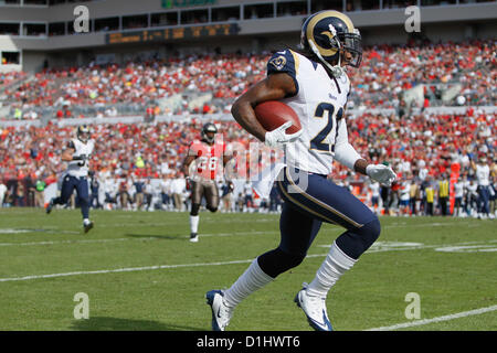 23 décembre 2012 - Floride, États-Unis - St Louis Rams Janoris Jenkins évoluait (21) retourne une interception de 41 verges pour un touché au cours du premier trimestre. Premier semestre l'action : les Tampa Bay Buccaneers jouer les St Louis Rams chez Raymond James Stadium. A la mi-temps, les Saint Louis Rams mener 14-6. (Crédit Image : © Daniel Wallace/Tampa Bay Times/ZUMAPRESS.com) Banque D'Images