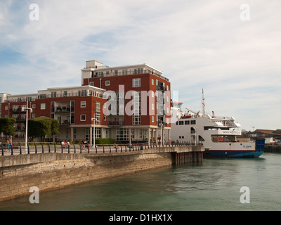 Wightlink ferry St Clare accosté au terminal Wightlink dans le port de Portsmouth Hampshire England UK Banque D'Images