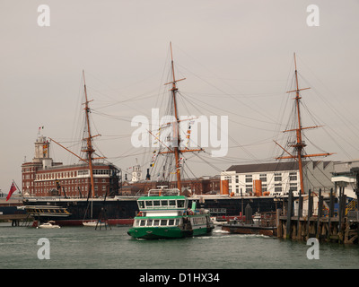 Le HMS Warrior et Gosport ferry Portsmouth Harbour Hampshire England UK Banque D'Images