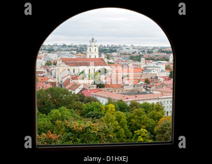 Vue depuis la tour de Gediminas sur les toits de la vieille ville de Vilnius, la capitale de la Lituanie. Banque D'Images