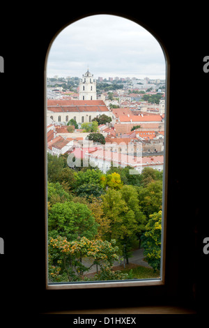 Vue depuis la tour de Gediminas sur les toits de la vieille ville de Vilnius, la capitale de la Lituanie. Banque D'Images