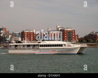 Ferry Wightlink Wight Ryder II de quitter le port de Portsmouth Hampshire England UK Banque D'Images