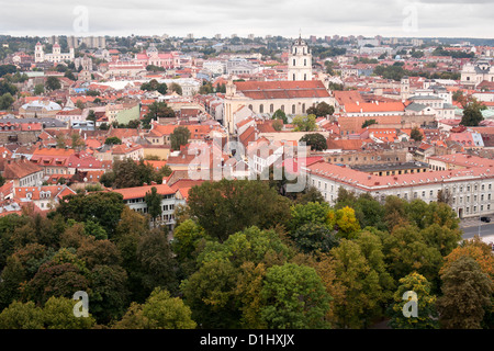 Vue depuis la tour de Gediminas sur les toits de la vieille ville de Vilnius, la capitale de la Lituanie. Banque D'Images