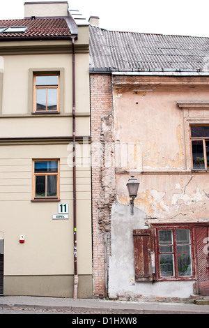 Vieux bâtiments rénovés et côte à côte sur la rue Uzupio dans le quartier Uzupis à Vilnius, la capitale de la Lituanie. Banque D'Images