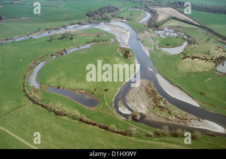 Vue aérienne de oxbow formés lorsque le cours de la rivière, méandre contournant raccourcit Galles UK Banque D'Images