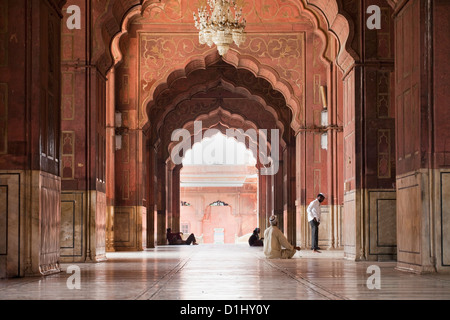 Les gens de prier dans la mosquée Jama Masjid, Delhi, Inde Banque D'Images