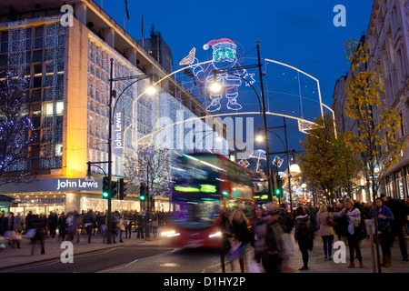 En début de soirée feux mas occupé avec les consommateurs et de trafic London England UK Banque D'Images