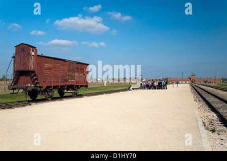 Un 'Güterwagen' (marchandises wagon) exposés au musée de l'ancien d'Auschwitz II-Birkenau camp de concentration en Pologne du sud. Banque D'Images