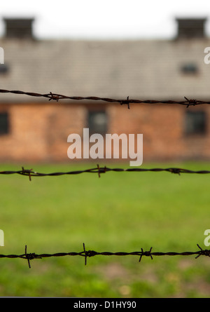 Clôtures de barbelés et des bâtiments du musée de l'ancien d'Auschwitz II-Birkenau camp de concentration en Pologne du sud. Banque D'Images