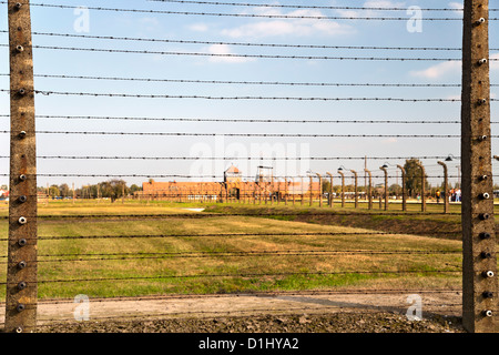 Clôtures de barbelés et des bâtiments du musée de l'ancien d'Auschwitz II-Birkenau camp de concentration en Pologne du sud. Banque D'Images