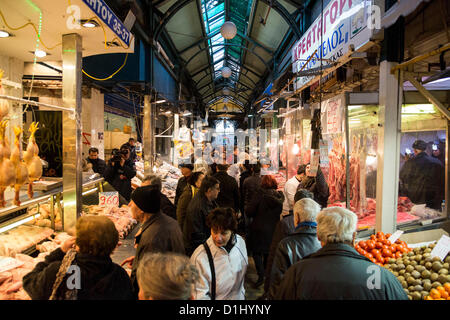 Thessalonique, Grèce. Le 23 décembre 2012. Instantané à partir de Kapani marché. Les consommateurs sont plus économes et achetez uniquement ce qui est nécessaire en raison de la crise économique en Grèce. Les foules ont inondé le marché de Thessalonique, le dernier dimanche avant Noël. Les achats de sociétés étaient limitées que leur pouvoir d'achat a considérablement réduit en raison de mesures d'austérité. Ils achètent des articles de base pour le repas de Noël. Banque D'Images