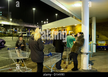 24 décembre 2012. Tesco Extra, Pitsea, Essex, Royaume-Uni. En raison de la gouvernement de ne pas augmenter les heures de négociation le dernier dimanche avant Noël, de nombreux magasins, est ouverte à 12.01 heures le 24 mai. Cela a permis d'accroître leurs magasins heures d'ouverture. De nombreuses personnes ont fait la queue à l'extérieur du magasin Pitsea en attente de l'ouverture et le parking ressemblait à un samedi après-midi comme pour les acheteurs affluent premières heures de shopping. Banque D'Images