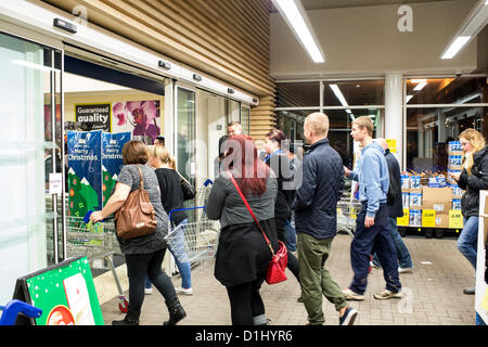 24 décembre 2012. Tesco Extra, Pitsea, Essex, Royaume-Uni. En raison de la gouvernement de ne pas augmenter les heures de négociation le dernier dimanche avant Noël, de nombreux magasins, est ouverte à 12.01 heures le 24 mai. Cela a permis d'accroître leurs magasins heures d'ouverture. De nombreuses personnes ont fait la queue à l'extérieur du magasin Pitsea en attente de l'ouverture et le parking ressemblait à un samedi après-midi comme pour les acheteurs affluent premières heures de shopping. Banque D'Images