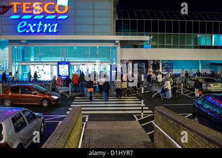 24 décembre 2012. Tesco Extra, Pitsea, Essex, Royaume-Uni. En raison de la gouvernement de ne pas augmenter les heures de négociation le dernier dimanche avant Noël, de nombreux magasins, est ouverte à 12.01 heures le 24 mai. Cela a permis d'accroître leurs magasins heures d'ouverture. De nombreuses personnes ont fait la queue à l'extérieur du magasin Pitsea en attente de l'ouverture et le parking ressemblait à un samedi après-midi comme pour les acheteurs affluent premières heures de shopping. Banque D'Images