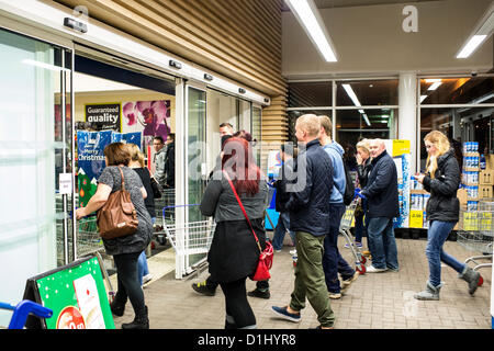 24 décembre 2012. Tesco Extra, Pitsea, Essex, Royaume-Uni. En raison de la gouvernement de ne pas augmenter les heures de négociation le dernier dimanche avant Noël, de nombreux magasins, est ouverte à 12.01 heures le 24 mai. Cela a permis d'accroître leurs magasins heures d'ouverture. De nombreuses personnes ont fait la queue à l'extérieur du magasin Pitsea en attente de l'ouverture et le parking ressemblait à un samedi après-midi comme pour les acheteurs affluent premières heures de shopping. Banque D'Images