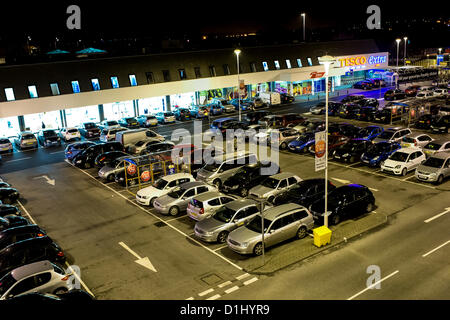 24 décembre 2012. Tesco Extra, Pitsea, Essex, Royaume-Uni. En raison de la gouvernement de ne pas augmenter les heures de négociation le dernier dimanche avant Noël, de nombreux magasins, est ouverte à 12.01 heures le 24 mai. Cela a permis d'accroître leurs magasins heures d'ouverture. De nombreuses personnes ont fait la queue à l'extérieur du magasin Pitsea en attente de l'ouverture et le parking ressemblait à un samedi après-midi comme pour les acheteurs affluent premières heures de shopping. Banque D'Images