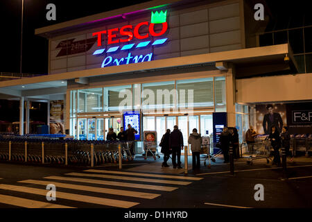 24 décembre 2012. Tesco Extra, Pitsea, Essex, Royaume-Uni. En raison de la gouvernement de ne pas augmenter les heures de négociation le dernier dimanche avant Noël, de nombreux magasins, est ouverte à 12.01 heures le 24 mai. Cela a permis d'accroître leurs magasins heures d'ouverture. De nombreuses personnes ont fait la queue à l'extérieur du magasin Pitsea en attente de l'ouverture et le parking ressemblait à un samedi après-midi comme pour les acheteurs affluent premières heures de shopping. Banque D'Images