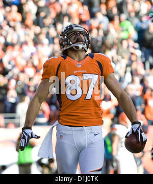 23 décembre 2012 - Denver, Colorado, États-Unis - WR07 ERIC DECKER réagit à la réception d'une passe de touché au premier semestre à Sports Authority Field at Mile High dimanche après-midi. Les Broncos battre le Browns 34-12. (Crédit Image : © Hector Acevedo/ZUMAPRESS.com) Banque D'Images