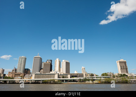 Brisbane City skyline de partout dans la rivière Brisbane à Rive Sud, sur une claire journée d'été ensoleillée. Banque D'Images