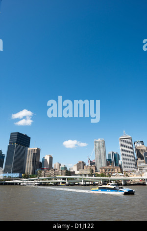 Brisbane City skyline de partout dans la rivière Brisbane à Rive Sud, sur une claire journée d'été ensoleillée. Banque D'Images