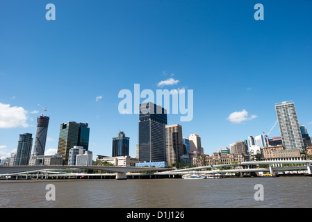 Brisbane City skyline de partout dans la rivière Brisbane à Rive Sud, sur une claire journée d'été ensoleillée. Banque D'Images