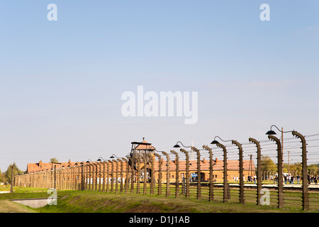 De barbelés électrifiés, l'escrime à la musée de l'ancien d'Auschwitz II-Birkenau camp de concentration en Pologne du sud. Banque D'Images