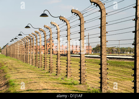 De barbelés électrifiés, l'escrime à la musée de l'ancien d'Auschwitz II-Birkenau camp de concentration en Pologne du sud. Banque D'Images