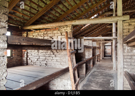 Intérieur de l'une des baraques dans l'ancien d'Auschwitz II-Birkenau camp de concentration en Pologne du sud. Banque D'Images