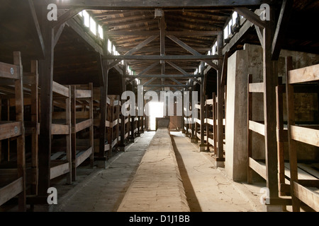 Intérieur de l'une des baraques dans l'ancien d'Auschwitz II-Birkenau camp de concentration en Pologne du sud. Banque D'Images