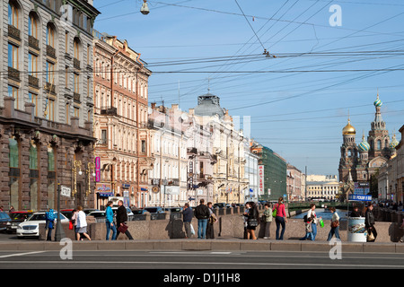 Les piétons qui traversent le pont Kazansky sur Nevsky Avenue à Saint Pétersbourg, Russie. Banque D'Images