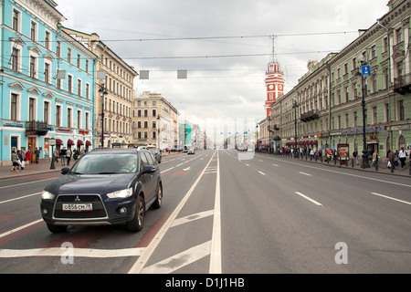 Avis sur Nevsky Prospekt, l'avenue principale de Saint Pétersbourg, Russie. Banque D'Images