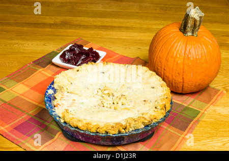 Plat de cuisson bleue avec la Turquie pot pie et une citrouille Banque D'Images